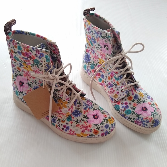 dr martens black & pink daytona desert wanderlust boots